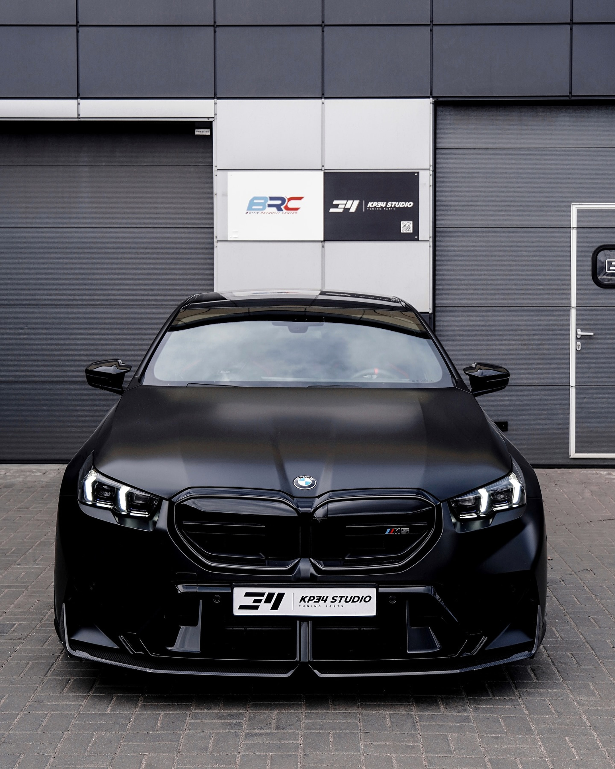 BMW M5 G90 — Матовый чёрный · обвес