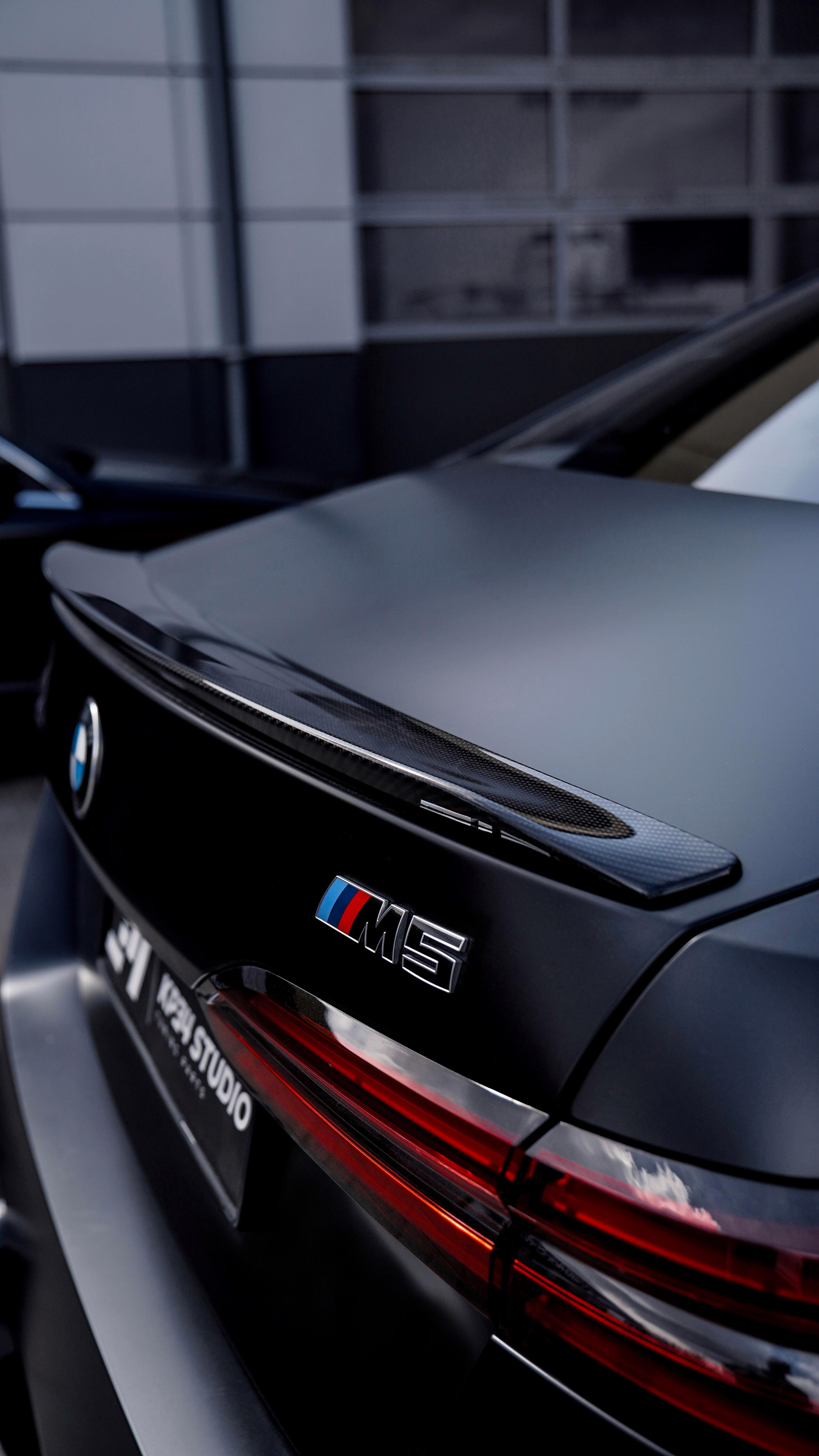 BMW M5 G90 в студии KP34 — карбоновый спойлер